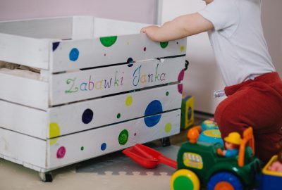 Houten montessori speelgoed voor peuters, waaronder een insteekpuzzel en vormenstoof op een houten vloer