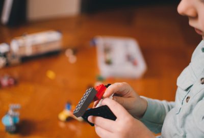 Kind speelt met houten speelgoed als duurzaam cadeau
