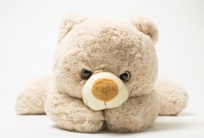 Twee jonge kinderen pakken elk een eigen cadeau uit tijdens een verjaardag