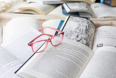 Tiener leest een stapel manga-boeken