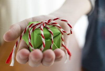 Kleurrijke ingepakte verjaardagscadeaus voor een kinderfeestje